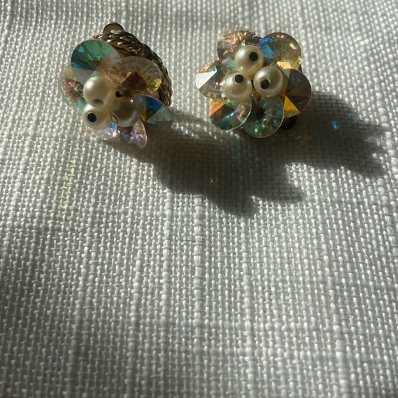 Vintage SHERMAN clip on sequin and faux pearl earrings - Picture 3 of 5
